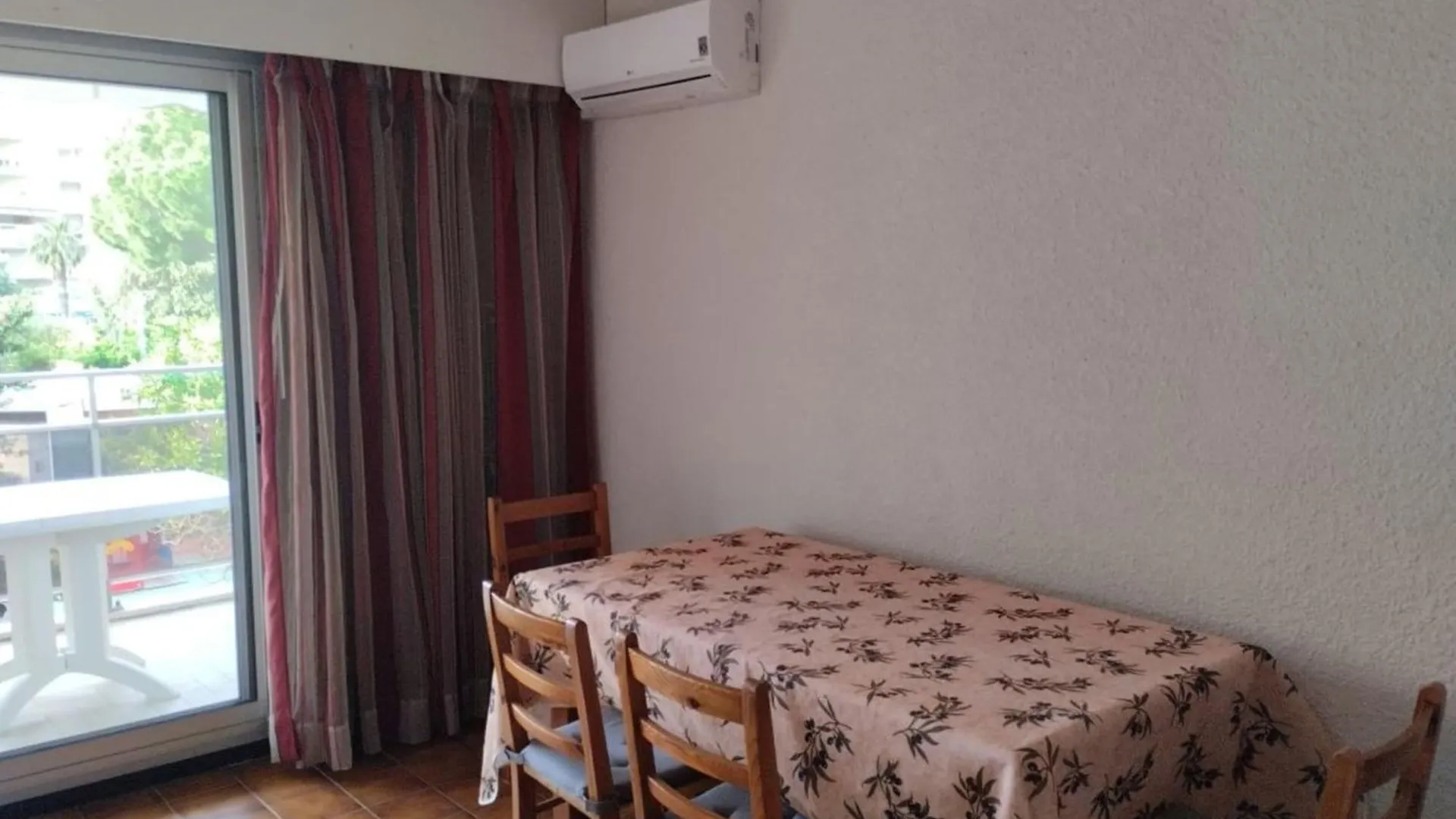 Pleasant Studio Near The Sea Кавалер-сюр-Мер Апартаменты